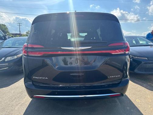 Brilliant Black Crystal Pearlcoat 2022 Chrysler Pacifica Limited