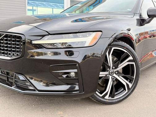 2024 Volvo S60 B5 Plus Dark Theme