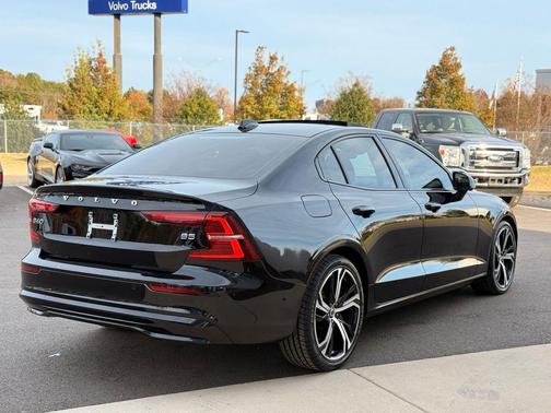 2024 Volvo S60 B5 Plus Dark Theme