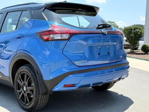 Electric Blue/Super Black 2021 Nissan Kicks SR