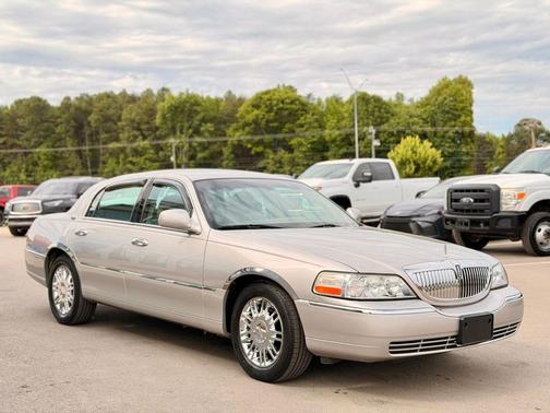 Silver Birch Metallic 2010 Lincoln Town Car Signature