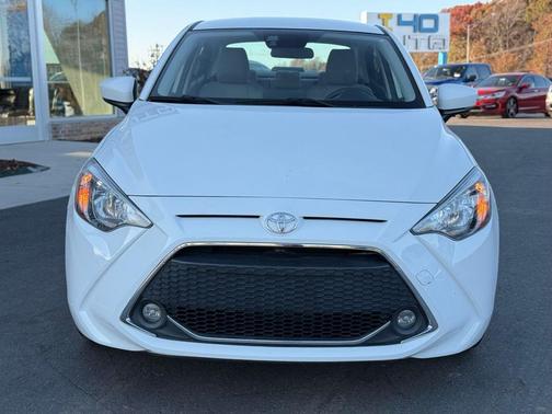 2020 Toyota Yaris Sedan LE