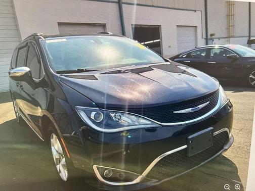 Brilliant Black Crystal Pearlcoat 2020 Chrysler Pacifica Limited