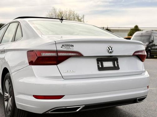 Platinum Gray Metallic 2019 Volkswagen Jetta 1.4T R-Line