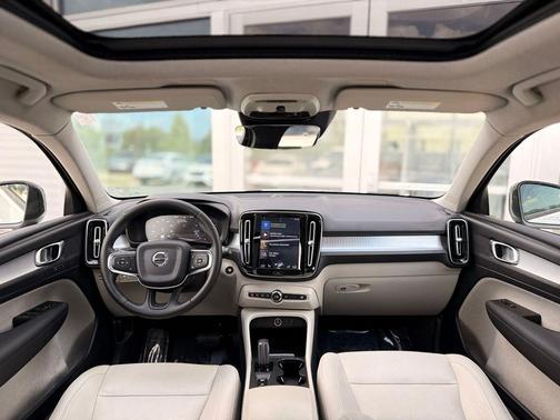 Ice White 2020 Volvo XC40 T4 Momentum