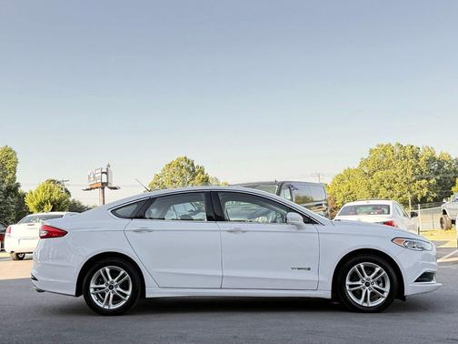 Oxford White 2018 Ford Fusion Hybrid SE