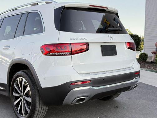 White 2022 Mercedes-Benz GLB 250 4MATIC