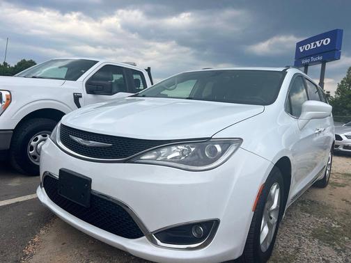 Bright White Clearcoat 2018 Chrysler Pacifica Touring-L Plus
