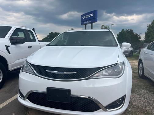 Bright White Clearcoat 2018 Chrysler Pacifica Touring-L Plus