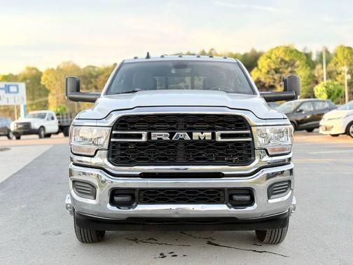Bright White Clearcoat 2022 RAM 3500 Tradesman Crew Cab 4x4 8' Box