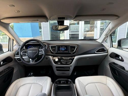 Bright White Clearcoat 2021 Chrysler Voyager LXI