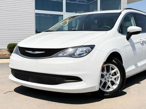 Bright White Clearcoat 2021 Chrysler Voyager LXI