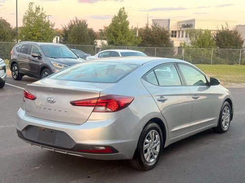 2020 Hyundai ELANTRA SE