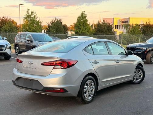 2020 Hyundai ELANTRA SE