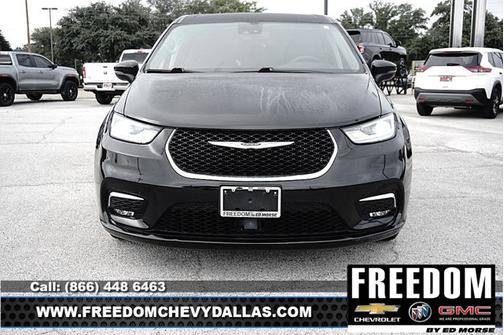 Brilliant Black Crystal Pearlcoat 2023 Chrysler Pacifica Touring L