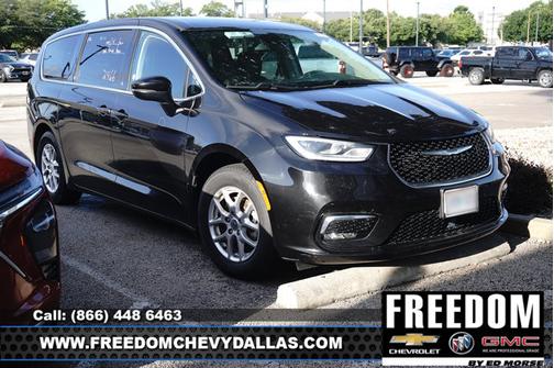 Brilliant Black Crystal Pearlcoat 2023 Chrysler Pacifica Touring L