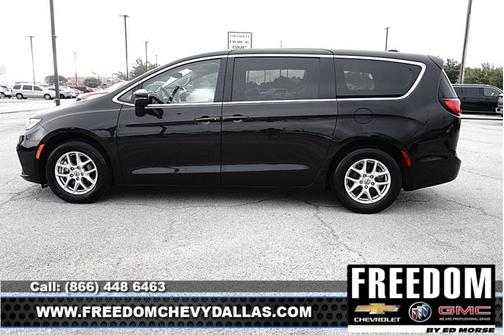 Brilliant Black Crystal Pearlcoat 2023 Chrysler Pacifica Touring L