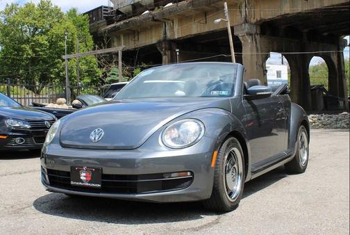 Platinum Gray Metallic 2014 Volkswagen Beetle Auto 1.8T w/Tech