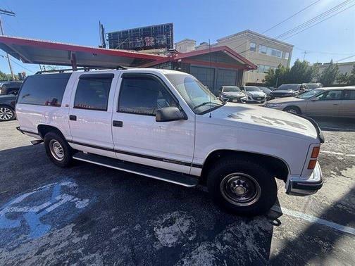 White 1996 GMC Suburban SL
