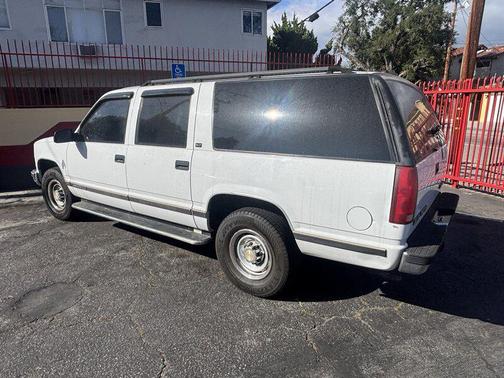 White 1996 GMC Suburban SL