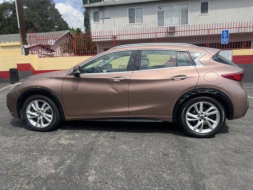 2017 INFINITI QX30 Premium