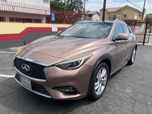 2017 INFINITI QX30 Premium