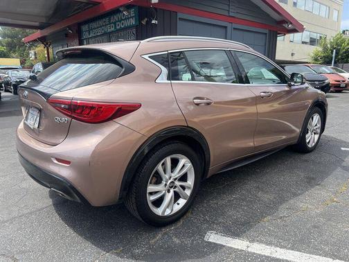 2017 INFINITI QX30 Premium