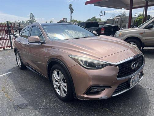 2017 INFINITI QX30 Premium
