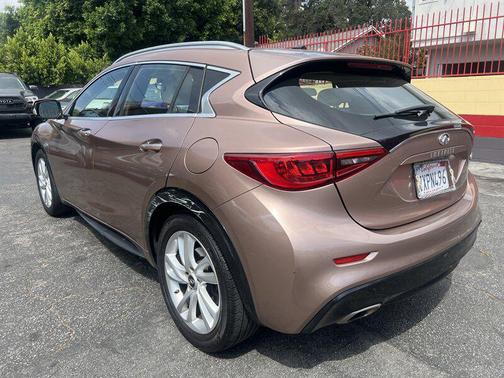 2017 INFINITI QX30 Premium