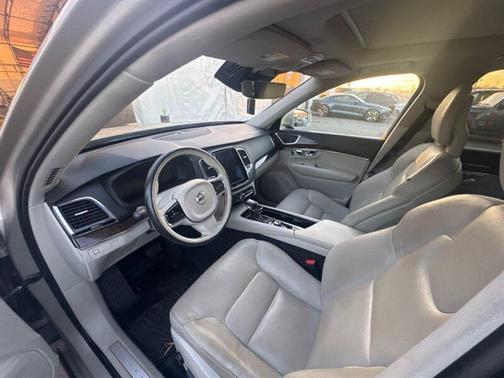 2016 Volvo XC90 T6 Momentum