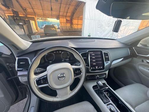 2016 Volvo XC90 T6 Momentum