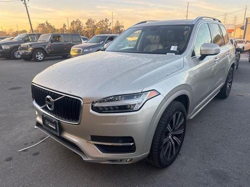 2016 Volvo XC90 T6 Momentum