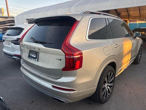 2016 Volvo XC90 T6 Momentum