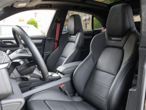 Jet Black Metallic 2025 Porsche Macan Macan Electric Turbo