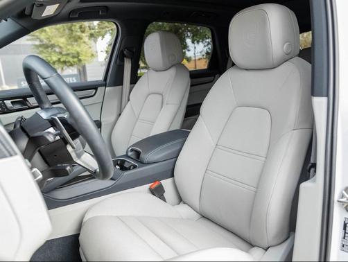 2023 Porsche Cayenne Platinum Edition