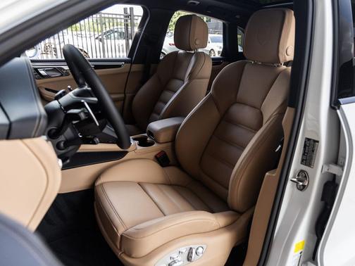 Carrara White 2026 Porsche Macan Macan
