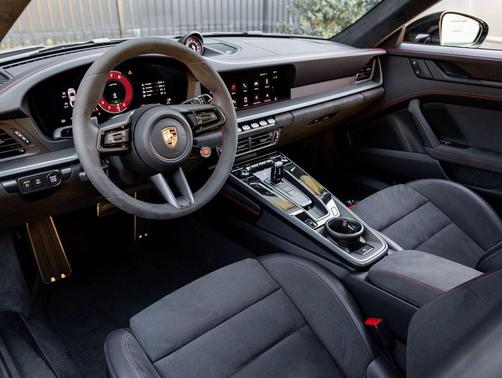 2025 Porsche 911 Carrera 4 GTS