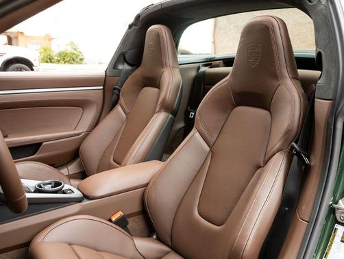 Oak Green Metallic Neo 2026 Porsche 911 Targa 4S