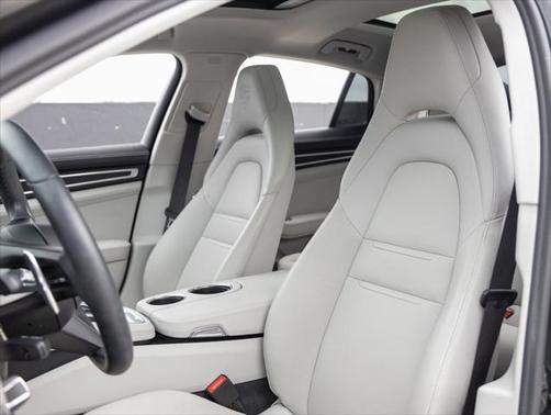 2022 Porsche Panamera 4 Platinum Edition