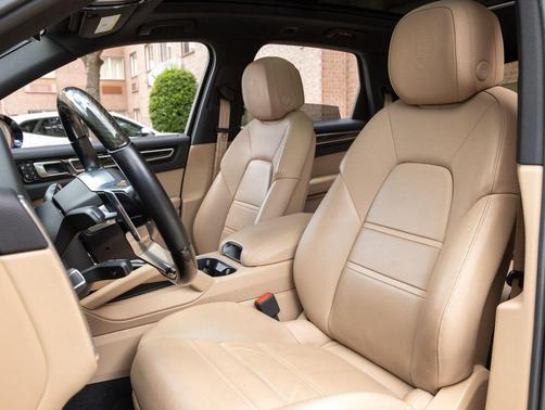 Moonlight Blue Metallic 2023 Porsche Cayenne Platinum Edition
