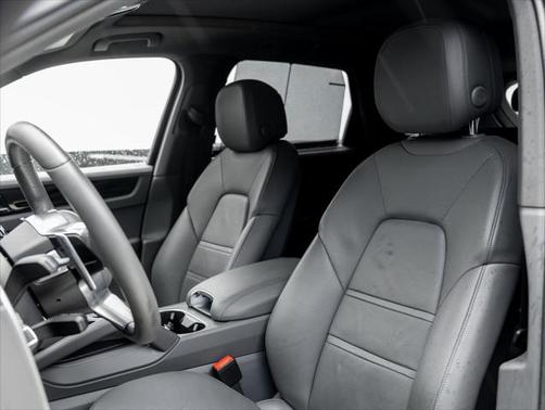 2022 Porsche Cayenne Base (Tiptronic)