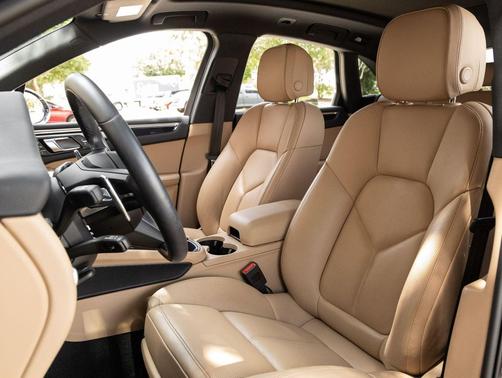 Volcano Grey Metallic 2023 Porsche Macan Macan