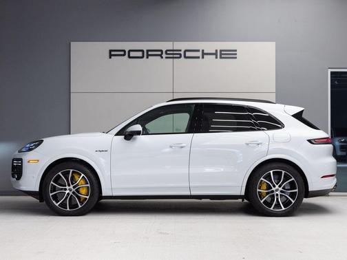 Carrara White 2026 Porsche Cayenne Cayenne Turbo E-Hybrid