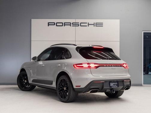 2022 Porsche Macan Base (PDK)
