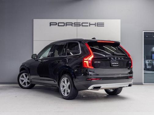 2021 Volvo XC90 T6 Momentum