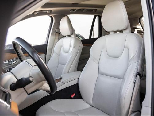 2021 Volvo XC90 T6 Momentum