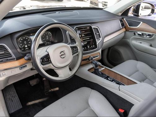 2021 Volvo XC90 T6 Momentum