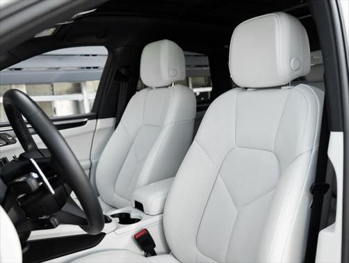 2022 Porsche Macan Base