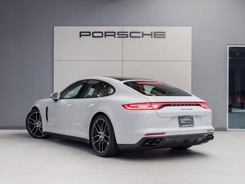 2023 Porsche Panamera 4 Platinum Edition