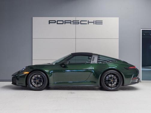 Oak Green Metallic Neo 2026 Porsche 911 Targa 4 GTS